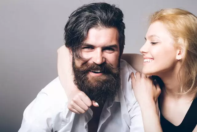 Kadınlar gür sakallılarla ciddi