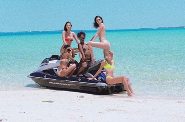 Kendall Jenner ve Bella Hadid tatilde